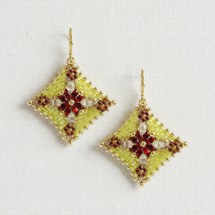 Peyote-Ohrringe in Lime mit rotem Blumenmuster aus Rocailles
