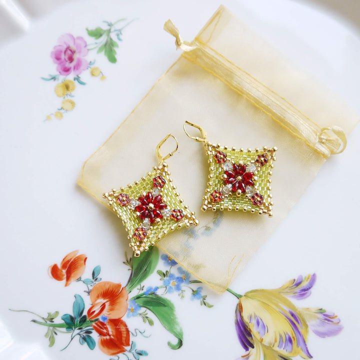 Peyote-Ohrringe in Lime mit rotem Blumenmuster aus Rocailles