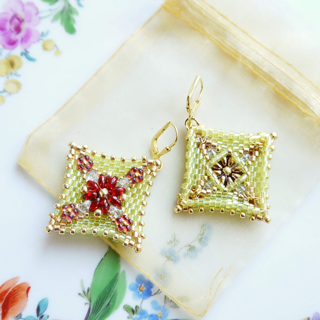 Peyote-Ohrringe in Lime mit rotem Blumenmuster aus Rocailles