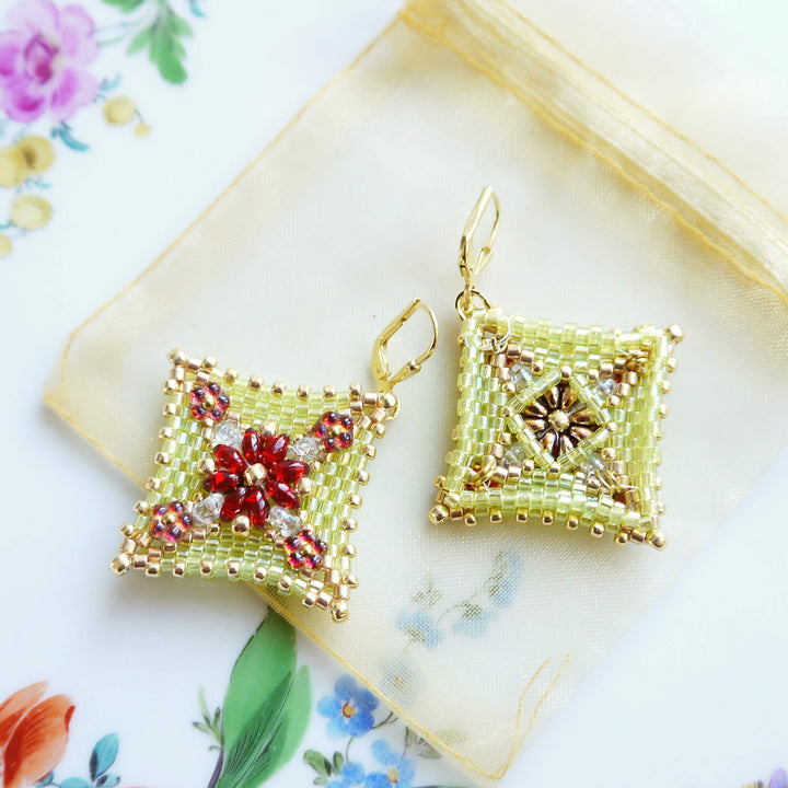 Peyote-Ohrringe in Lime mit rotem Blumenmuster aus Rocailles