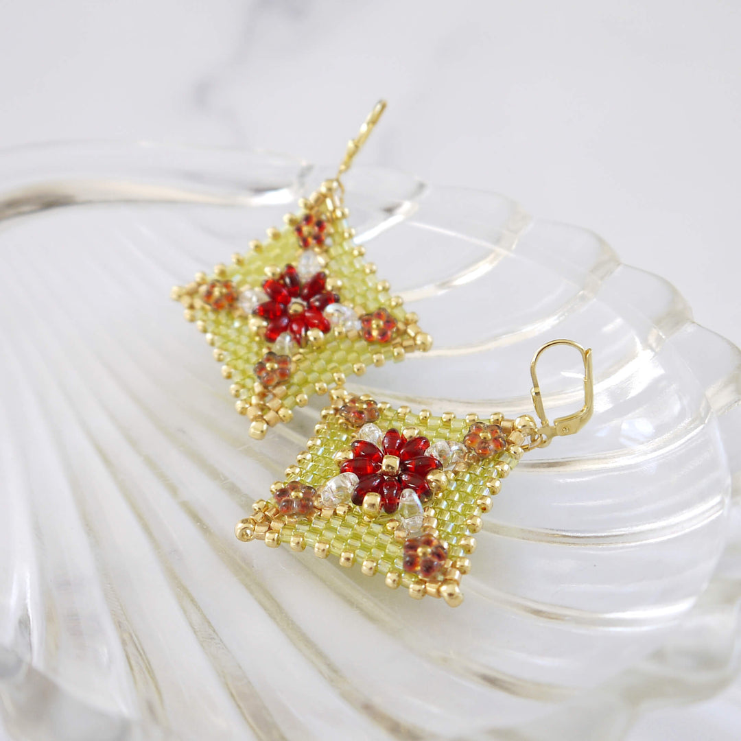Peyote-Ohrringe in Lime mit rotem Blumenmuster aus Rocailles