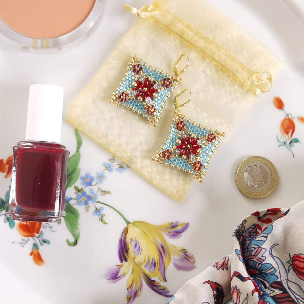 Peyote-Ohrringe in Türkis-Gold mit rotem Blumenmuster