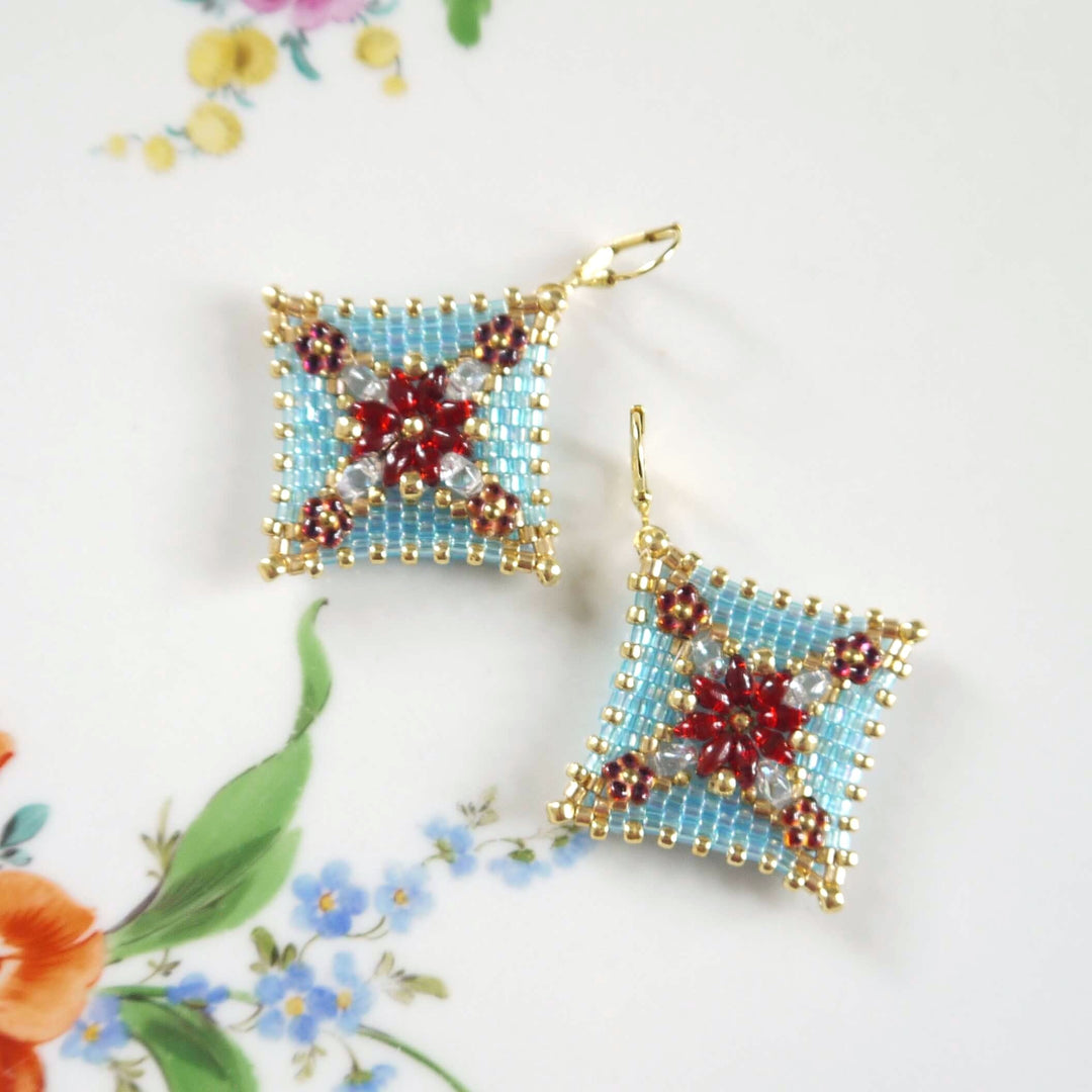 Peyote-Ohrringe in Türkis-Gold mit rotem Blumenmuster
