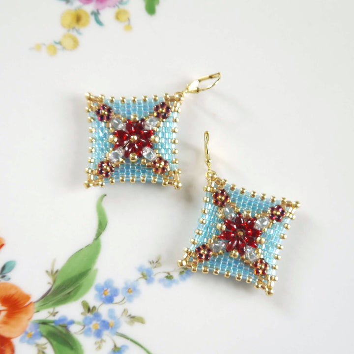 Peyote-Ohrringe in Türkis-Gold mit rotem Blumenmuster