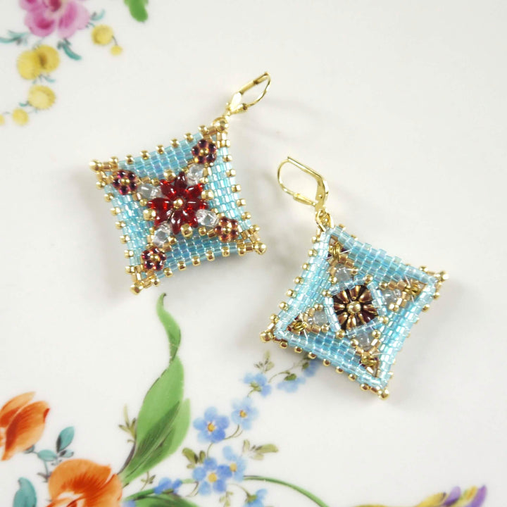 Peyote-Ohrringe in Türkis-Gold mit rotem Blumenmuster