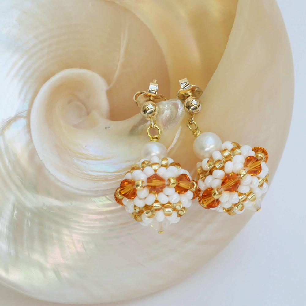 Perlenkugel-Ohrringe in Gold und Weiß mit Süßwasserperlen