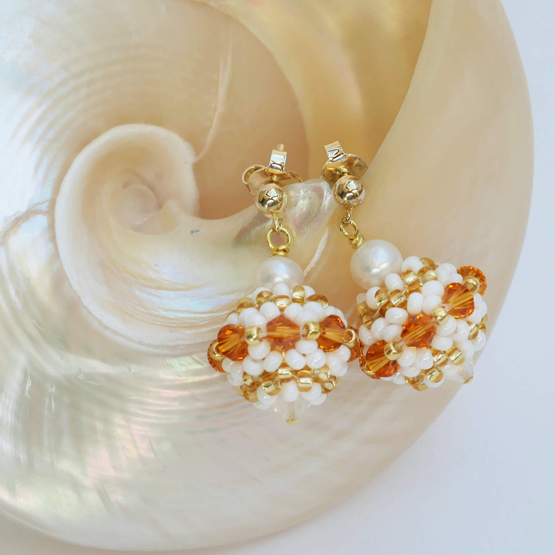 Perlenkugel-Ohrringe in Gold und Weiß mit Süßwasserperlen