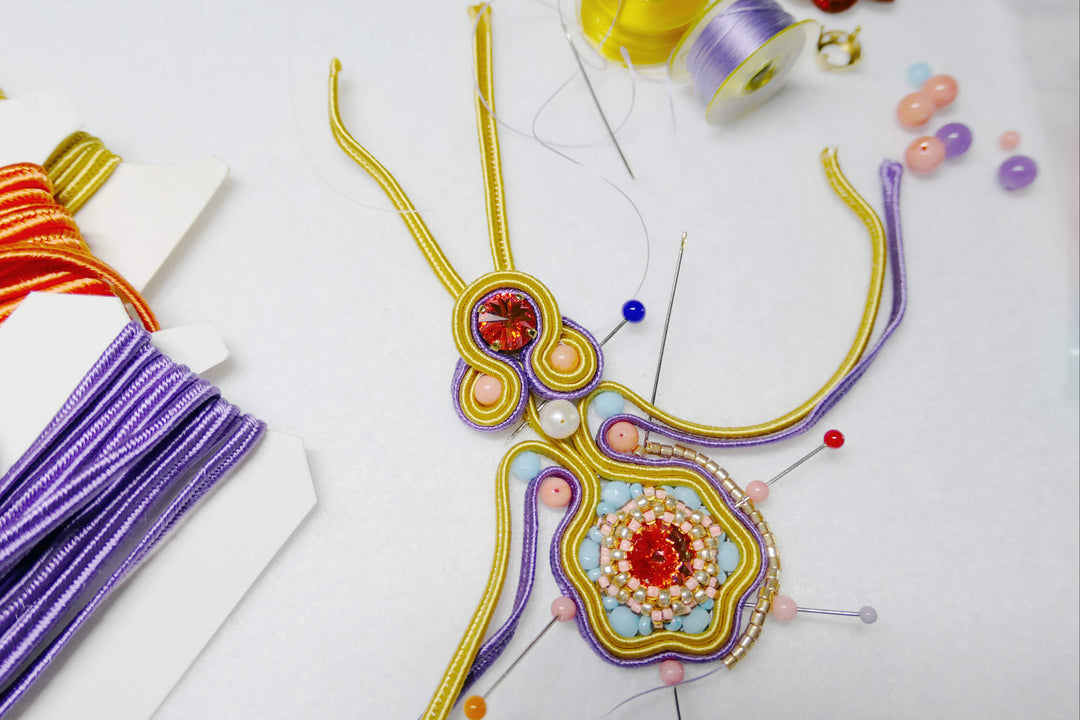 Soutache Ohrringe: hinter den Kulissen bei der Anfertigung