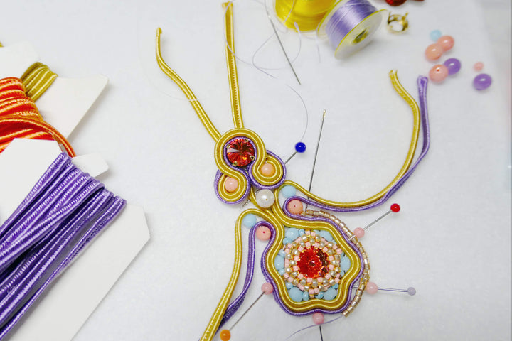 Soutache Ohrringe: hinter den Kulissen bei der Anfertigung