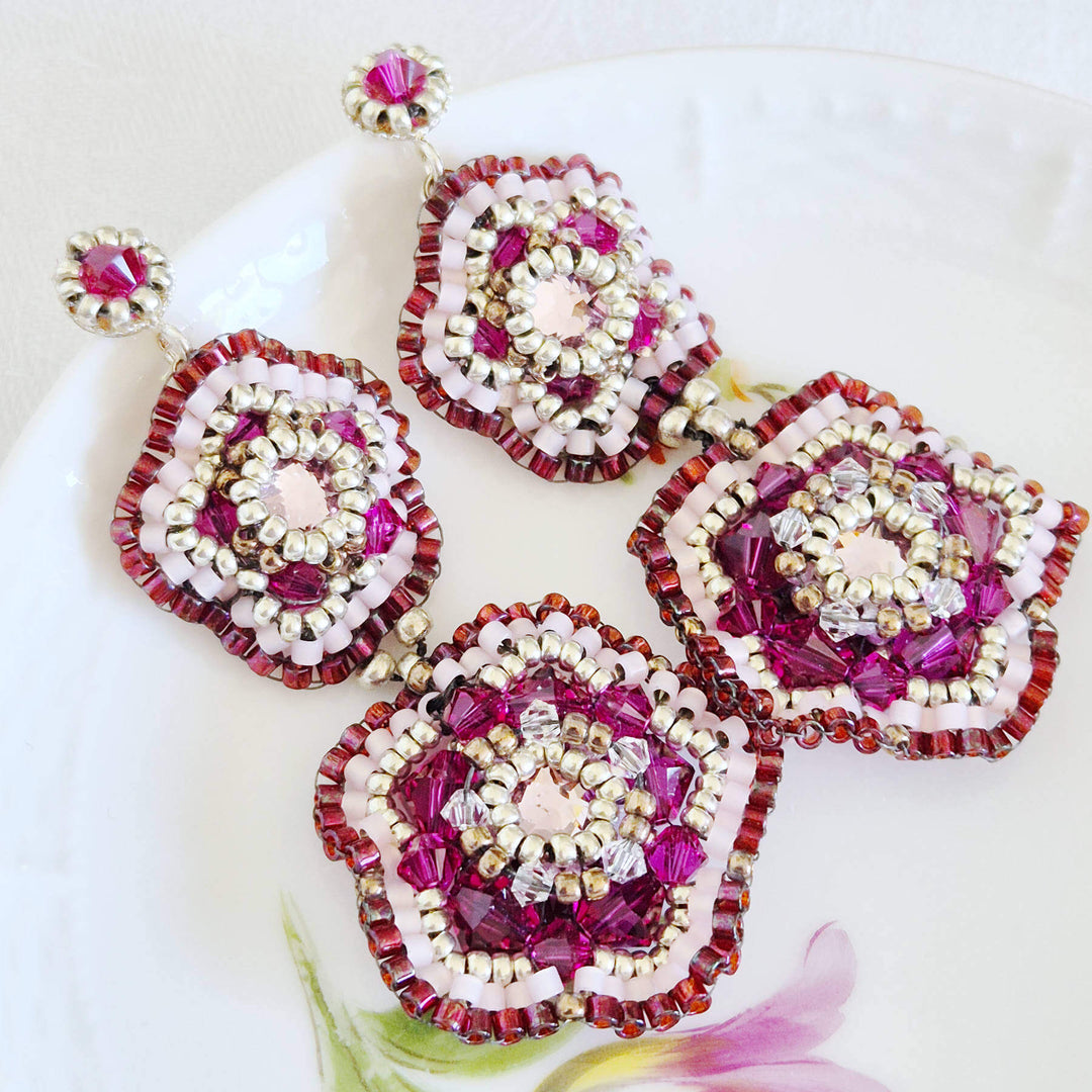  Fuchsia Blütenohrringe mit Swarovski Kristallen und Rocailles - Detailaufnahme
