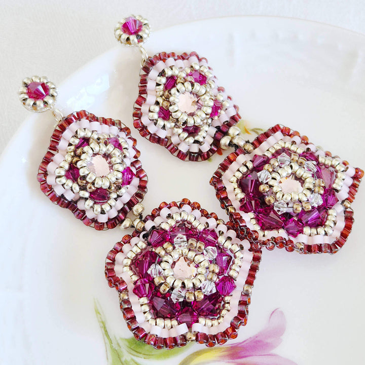  Fuchsia Blütenohrringe mit Swarovski Kristallen und Rocailles - Detailaufnahme