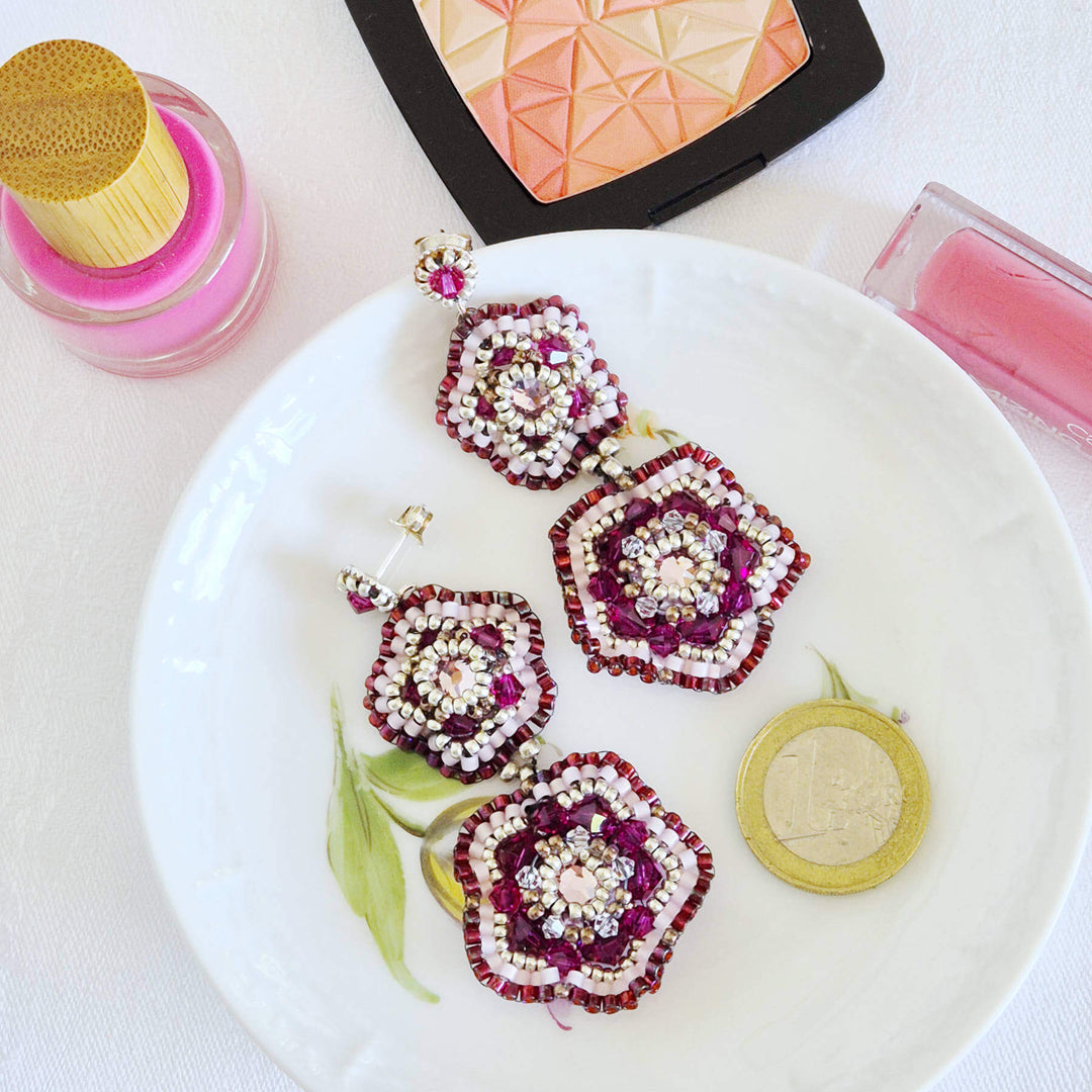 Fuchsia Blütenohrringe mit Swarovski Kristallen und Rocailles