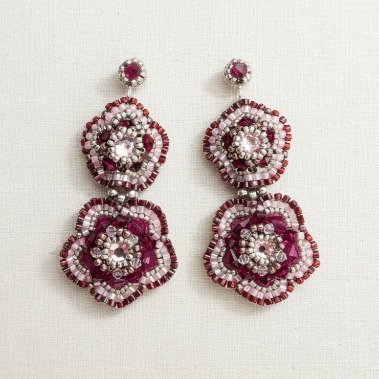 Fuchsia Blütenohrringe mit Swarovski Kristallen und Rocailles