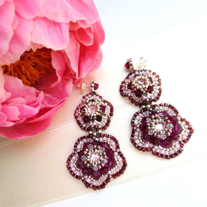 Fuchsia Blütenohrringe mit Swarovski Kristallen und Rocailles