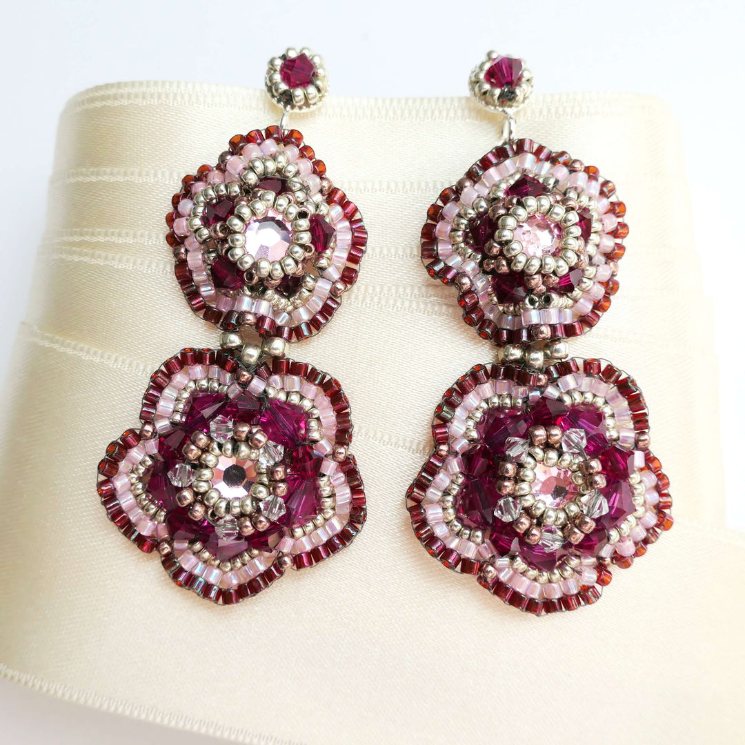 Fuchsia Blütenohrringe mit Swarovski Kristallen und Rocailles