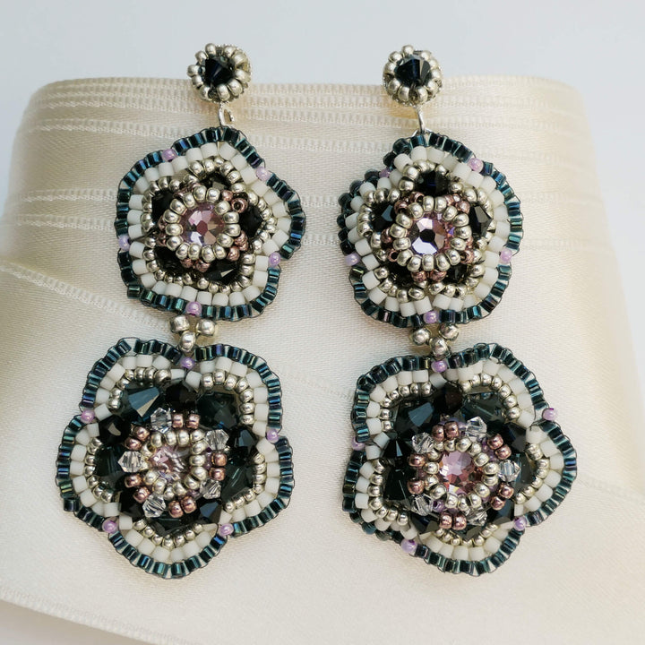 Dunkelblaue Blütenohrringe mit Swarovski Kristallen und Rocailles