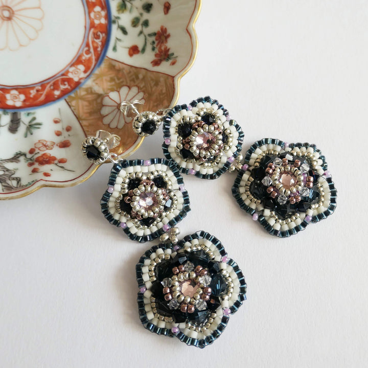 Dunkelblaue Blütenohrringe mit Swarovski Kristallen und Rocailles