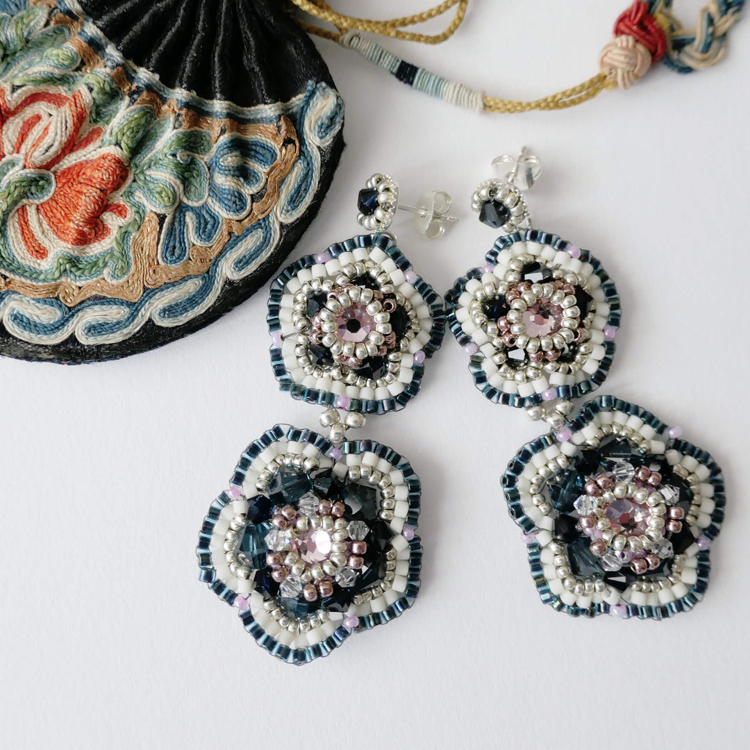 Dunkelblaue Blütenohrringe mit Swarovski Kristallen und Rocailles