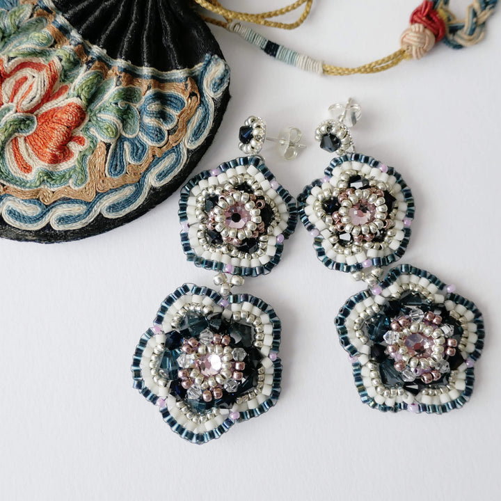Dunkelblaue Blütenohrringe mit Swarovski Kristallen und Rocailles