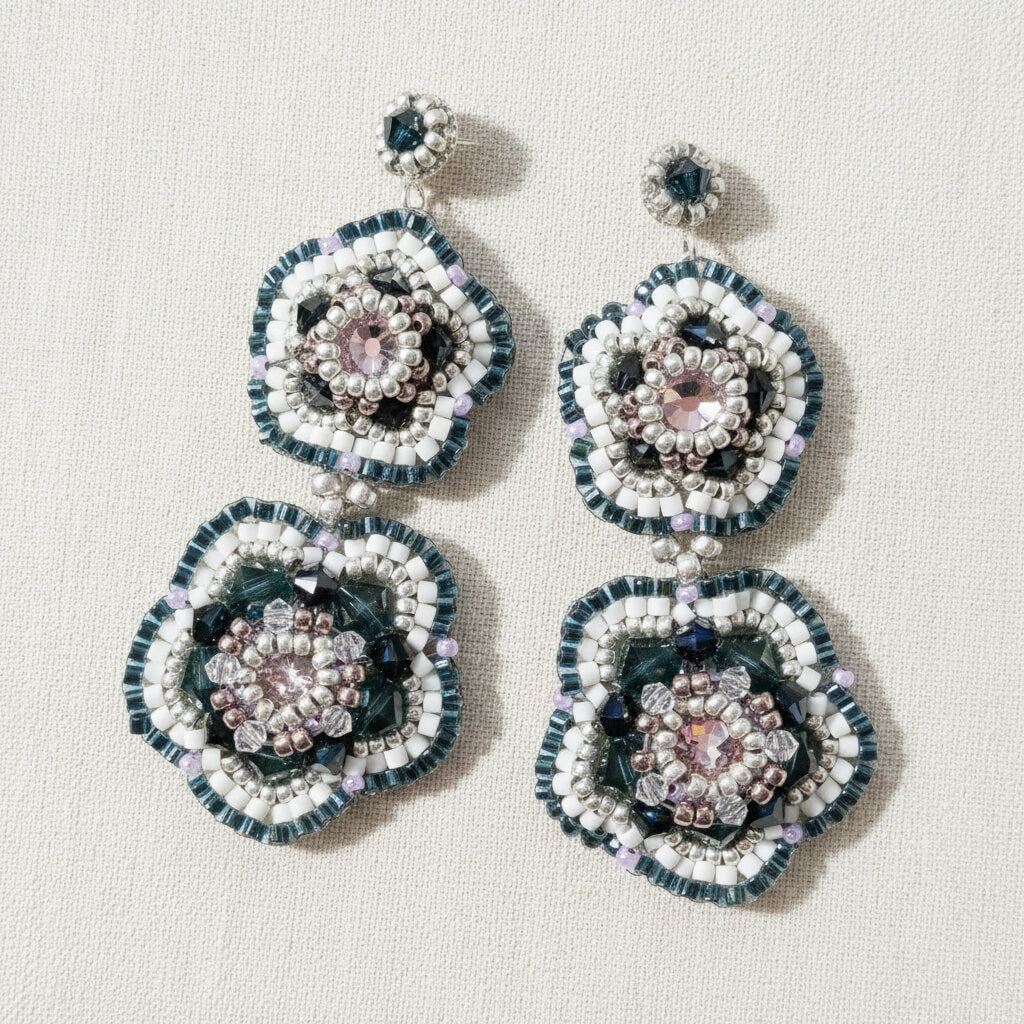 Dunkelblaue Blütenohrringe mit Swarovski Kristallen und Rocailles