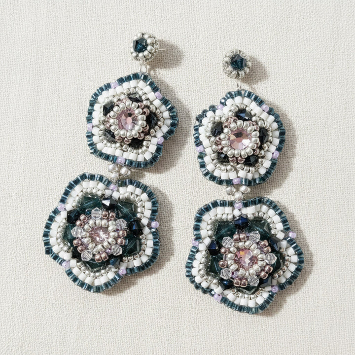 Dunkelblaue Blütenohrringe mit Swarovski Kristallen und Rocailles