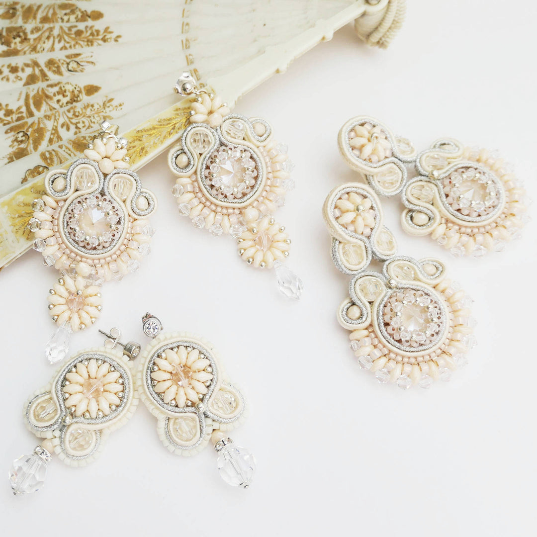 Cremefarbene Soutache-Ohrringe mit Swarovski Kristallen