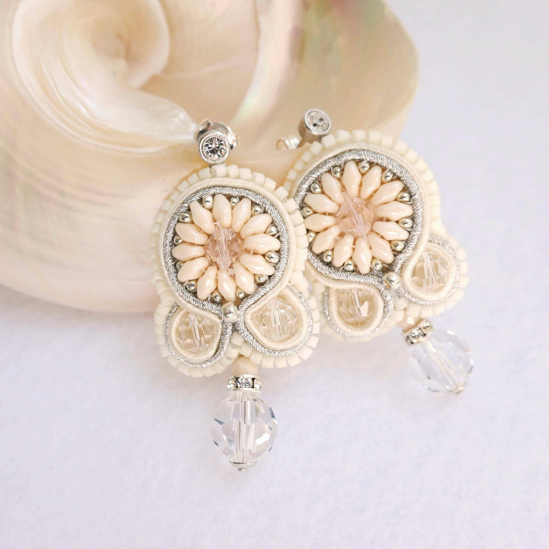 Cremefarbene Soutache-Ohrringe mit Swarovski Kristallen