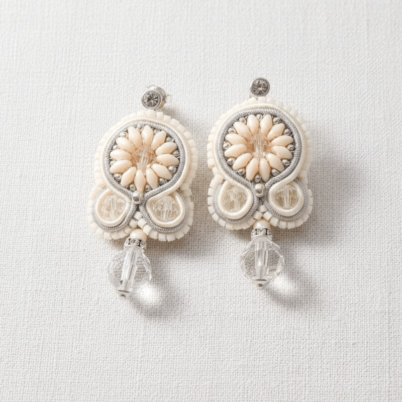 Cremefarbene Soutache-Ohrringe mit Swarovski Kristallen
