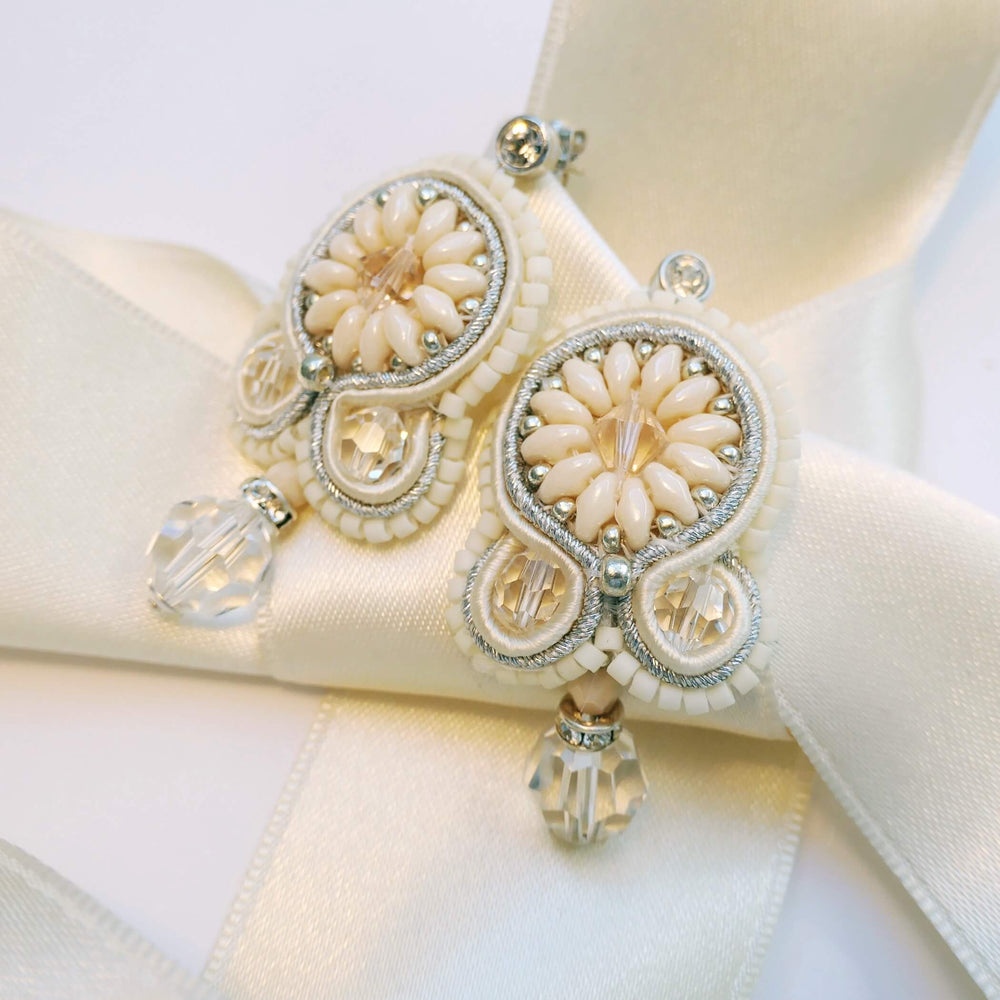 Cremefarbene Soutache-Ohrringe mit Swarovski Kristallen