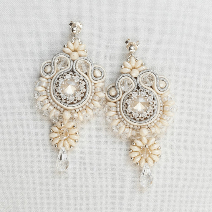 Cremefarbene Soutache-Ohrringe mit Kristalltropfen