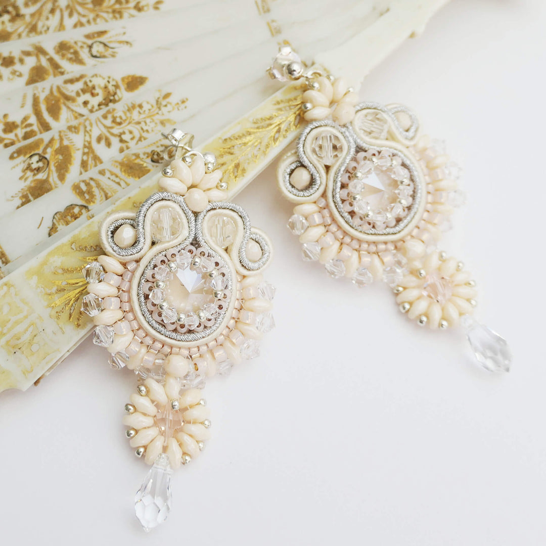 Cremefarbene Soutache-Ohrringe mit Kristalltropfen