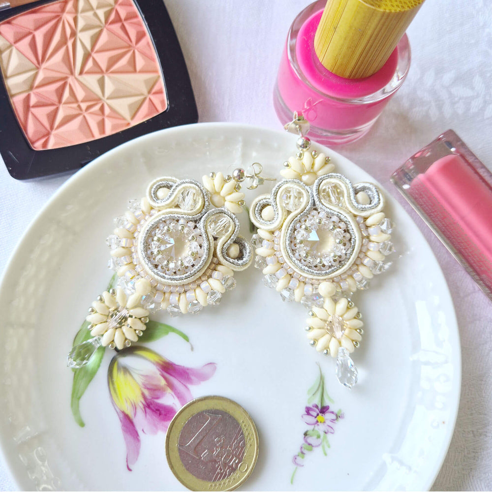 Cremefarbene Soutache-Ohrringe mit Kristalltropfen