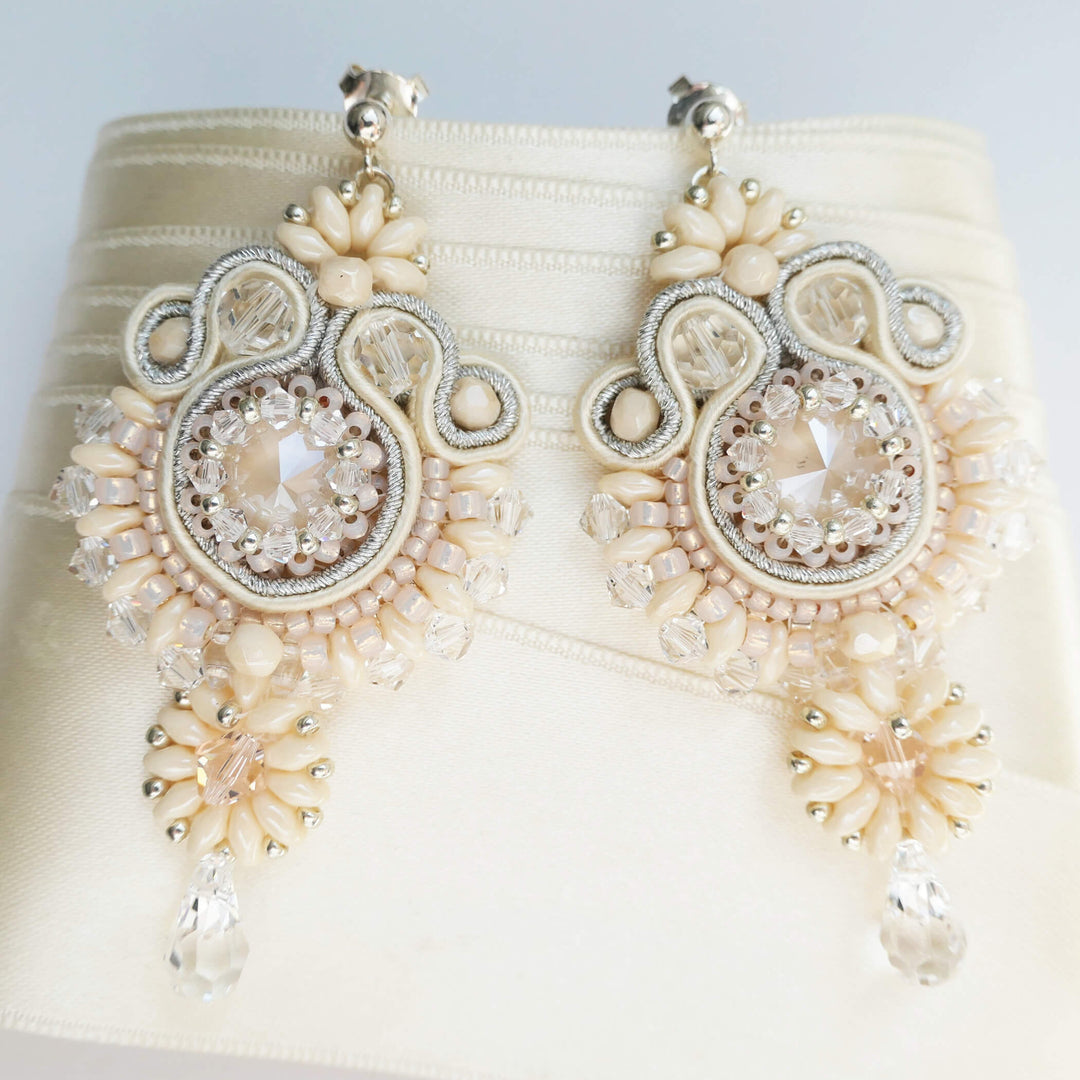 Cremefarbene Soutache-Ohrringe mit Kristalltropfen