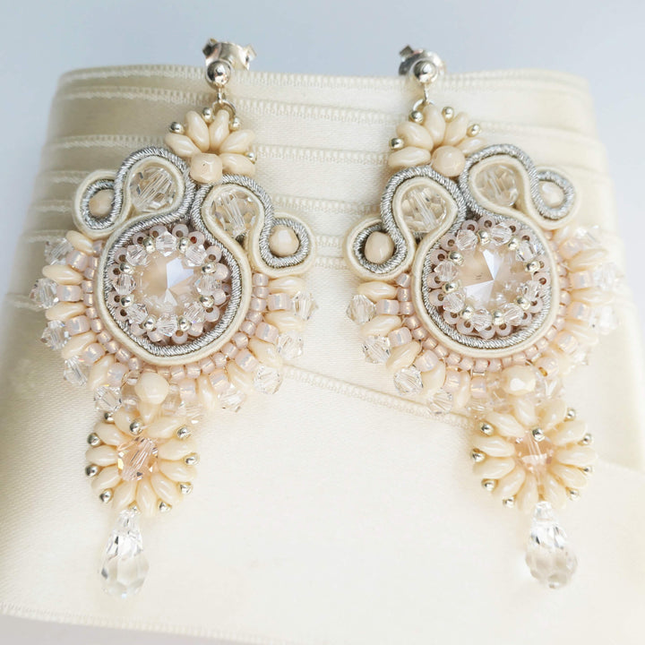 Cremefarbene Soutache-Ohrringe mit Kristalltropfen