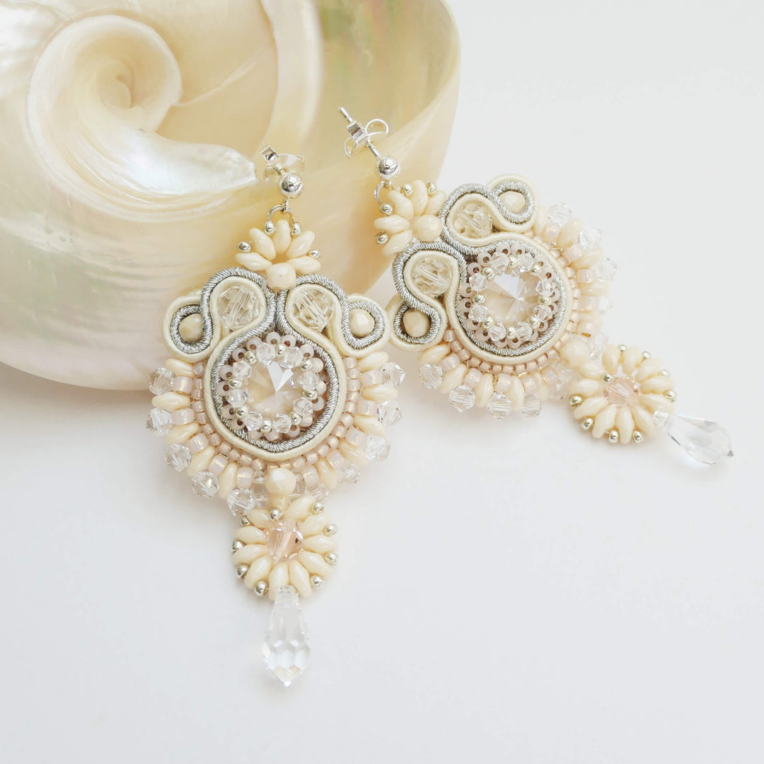 Cremefarbene Soutache-Ohrringe mit Kristalltropfen