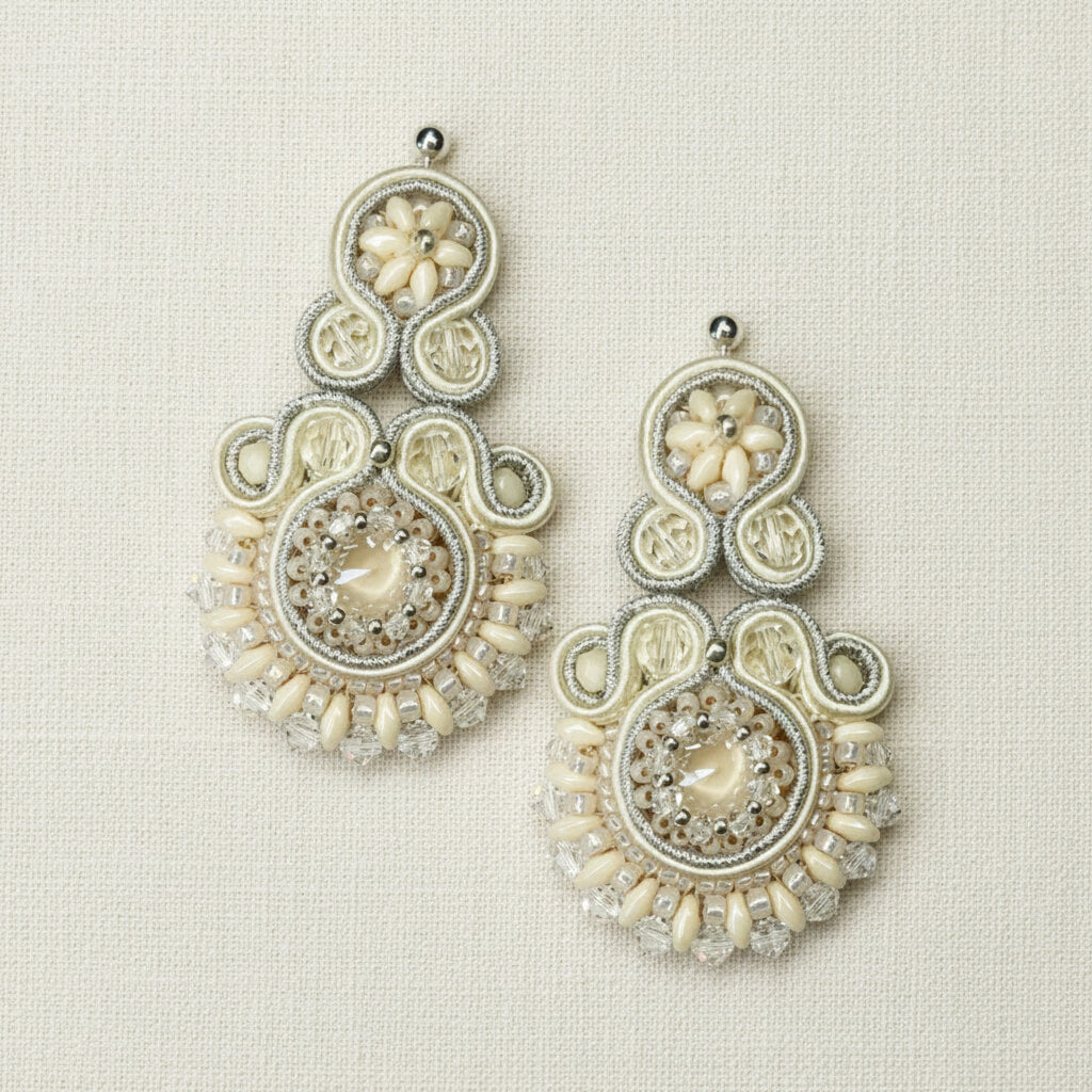 Cremefarbene Soutache-Ohrringe mit Kristallen und Blütenmotiv