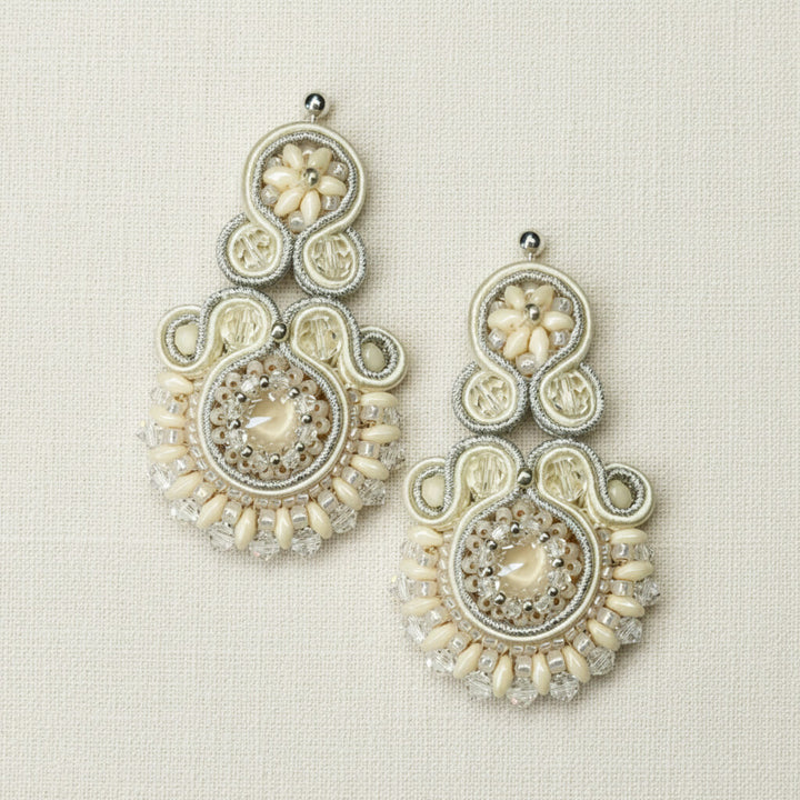 Cremefarbene Soutache-Ohrringe mit Kristallen und Blütenmotiv