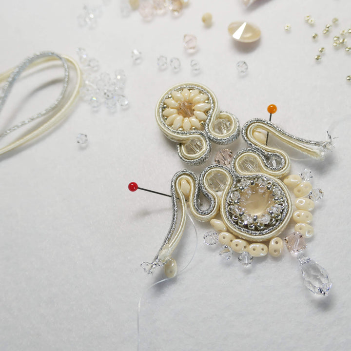 Making of : Cremefarbene Soutache-Ohrringe mit Kristallen und Blütenmotiv