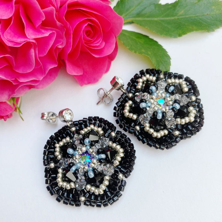 Blütenohrringe mit Rocailles in Schwarz und Silber