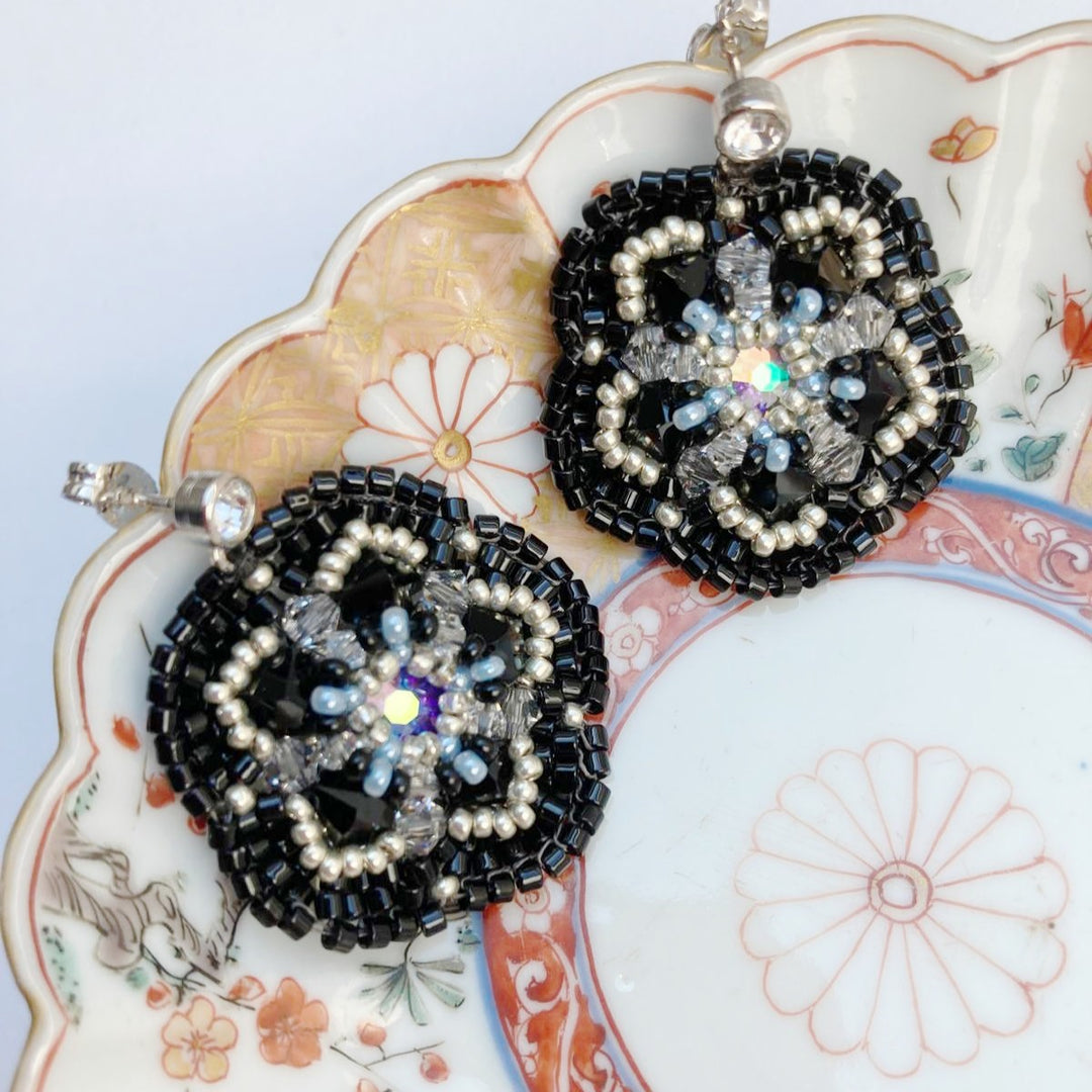Blütenohrringe mit Rocailles in Schwarz und Silber