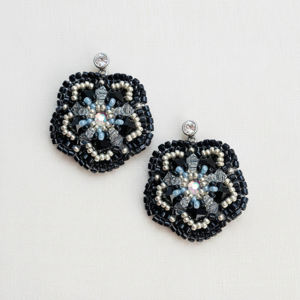 Blütenohrringe mit Rocailles in Schwarz und Silber