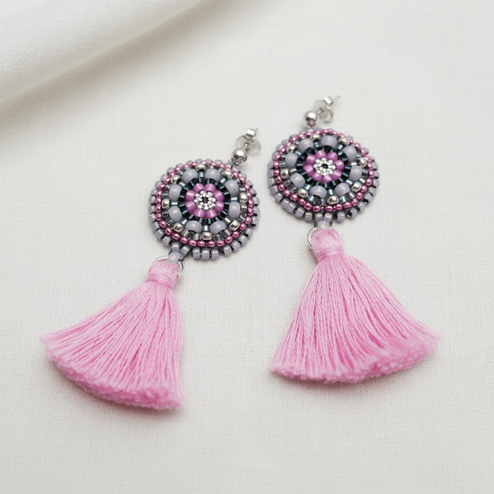 Lange Quasten-Ohrringe mit Rocailles in Violett und Rosa