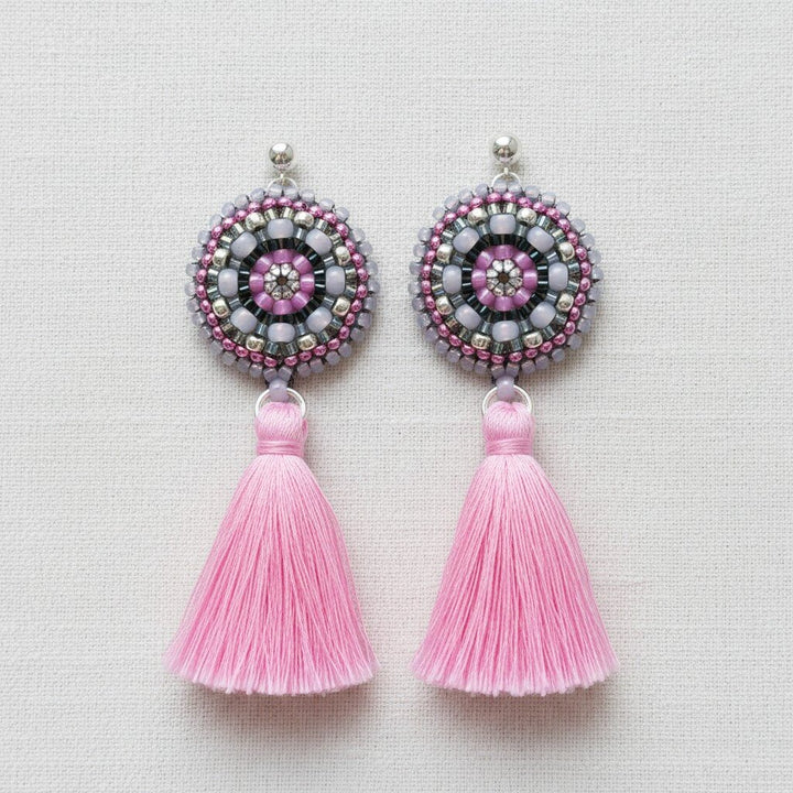 Lange Quasten-Ohrringe mit Rocailles in Violett und Rosa