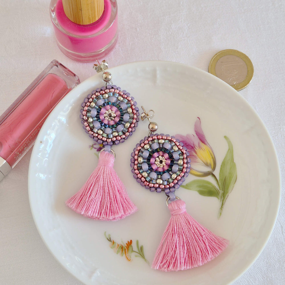 Lange Quasten-Ohrringe mit Rocailles in Violett und Rosa