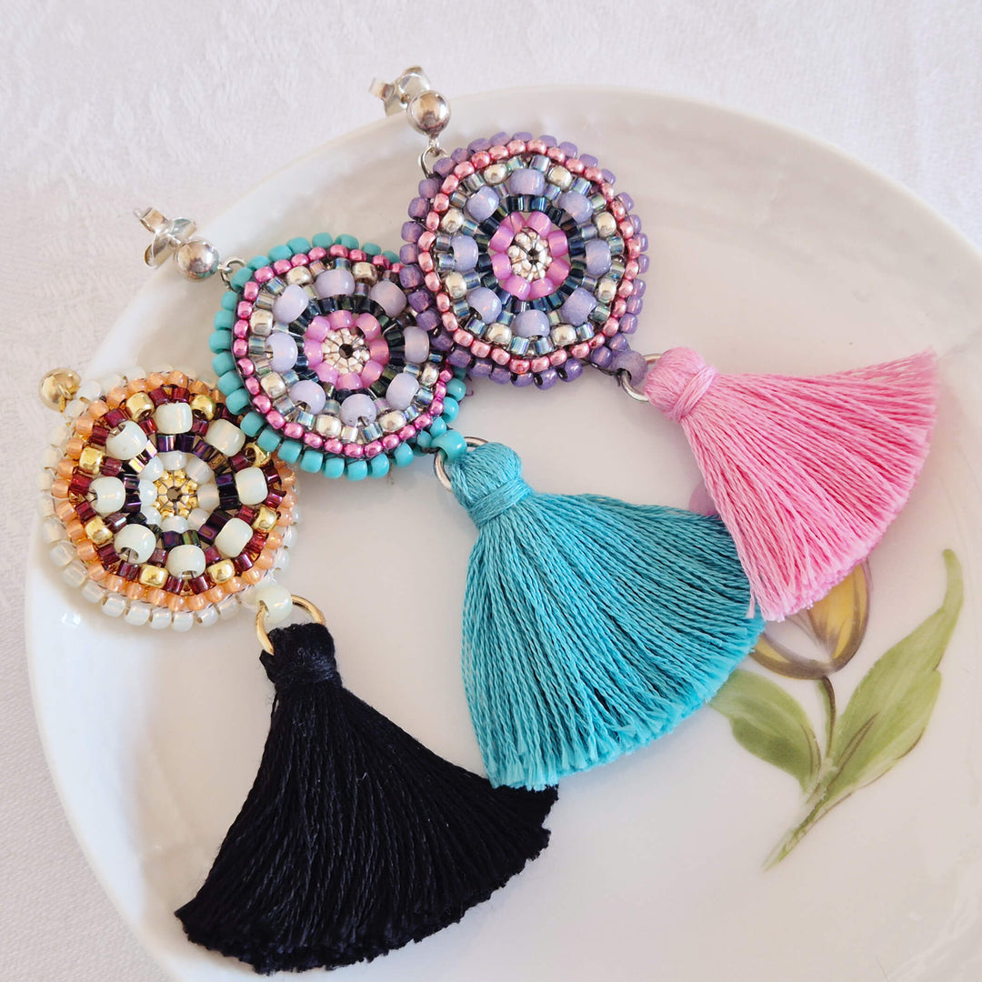 Ohrringe aus Rocailles-Perlen mit Tassel-Quaste in Türkis, Violett und Schwarz