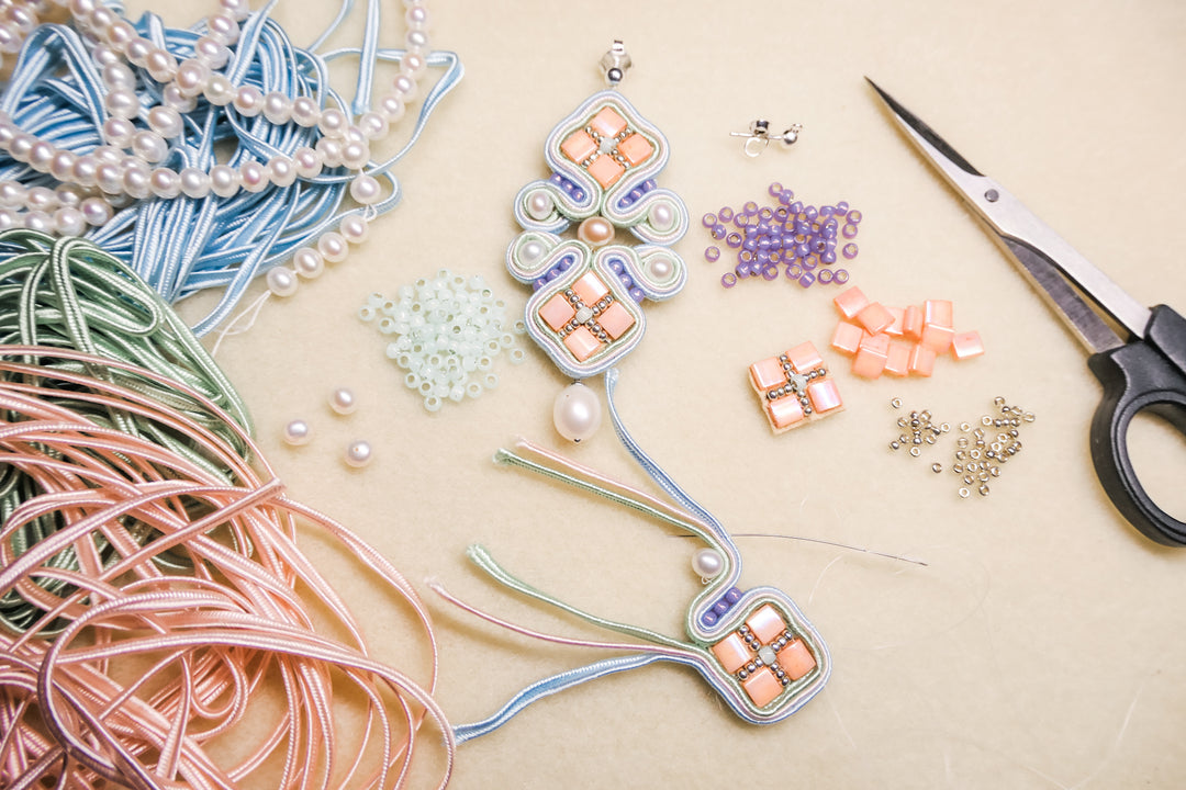 Von uns von Hand gefertigt: Soutache Ohrringe in Apricot