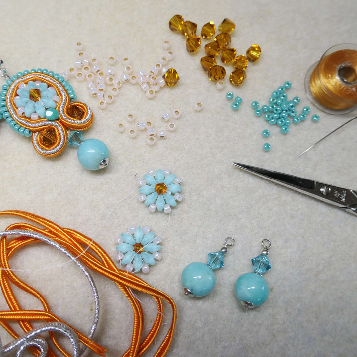 Soutache-Ohrringe in Türkis und Orange mit Amazonit