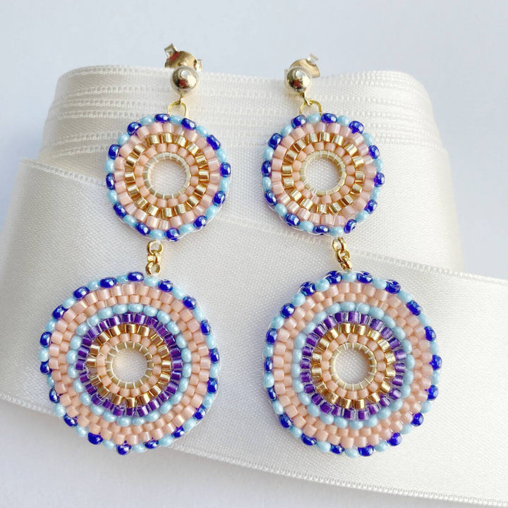 Filigran gefädelte Ohrringe aus Perlen im Boho Stil