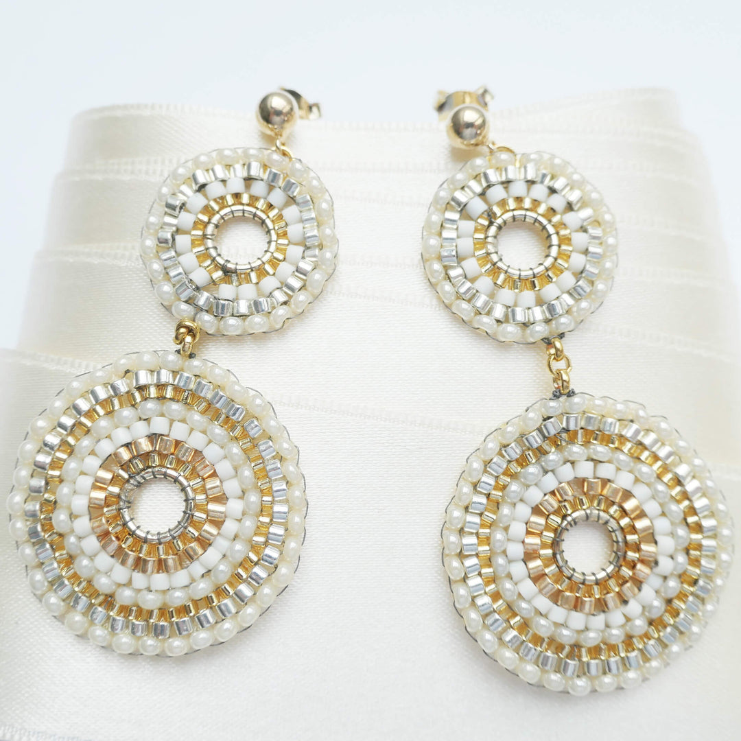 Lange Rocailles-Ohrringe mit doppeltem Rondell in Gold und Elfenbein