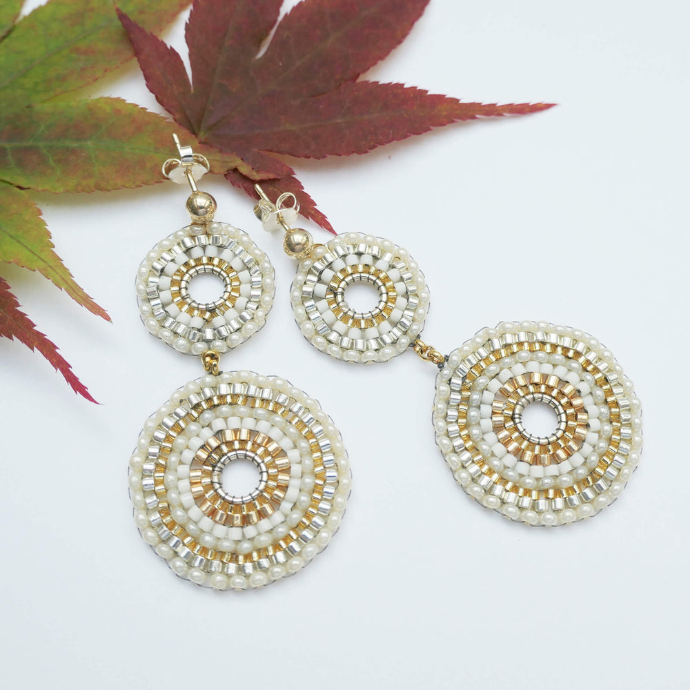 Lange Rocailles-Ohrringe mit doppeltem Rondell in Gold und Elfenbein